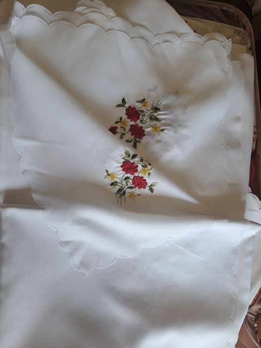 Скатертини в асортименті.