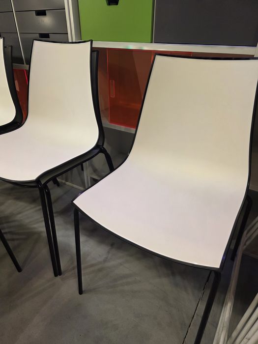 Krzesła design Pedrali – włoskie, białe z czarną ramą, sztaplowane