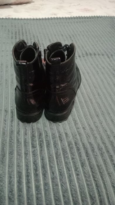 Продам Боты отличное состояние,натуральная кожа лак,р 39 цена 800