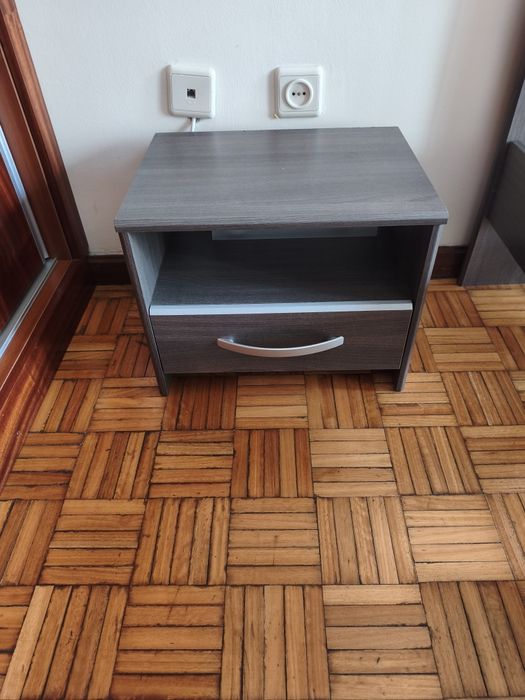Conjunto de quarto 140x190 – Colchão Colbella + Estrado + 2 Mesas de Cabeceira (+ Cama Oferta)