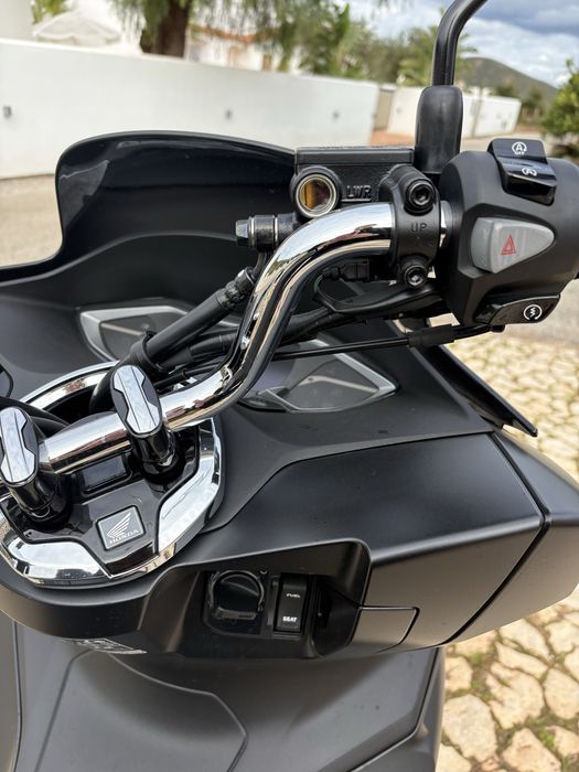 Honda PCX 125 cor Preta como nova (top case + capacete)