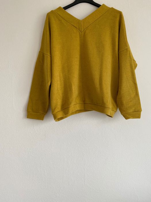 Bluza/ swetr w kolorze musztardowym/bluza z dekoltem V