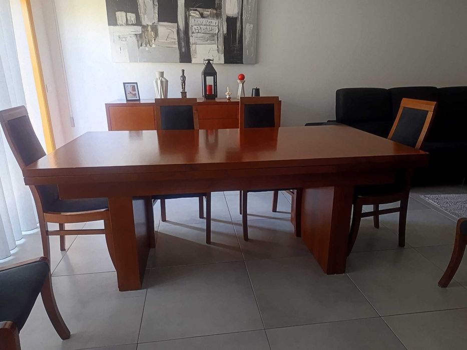 Mesa extensível e cadeiras de sala de jantar