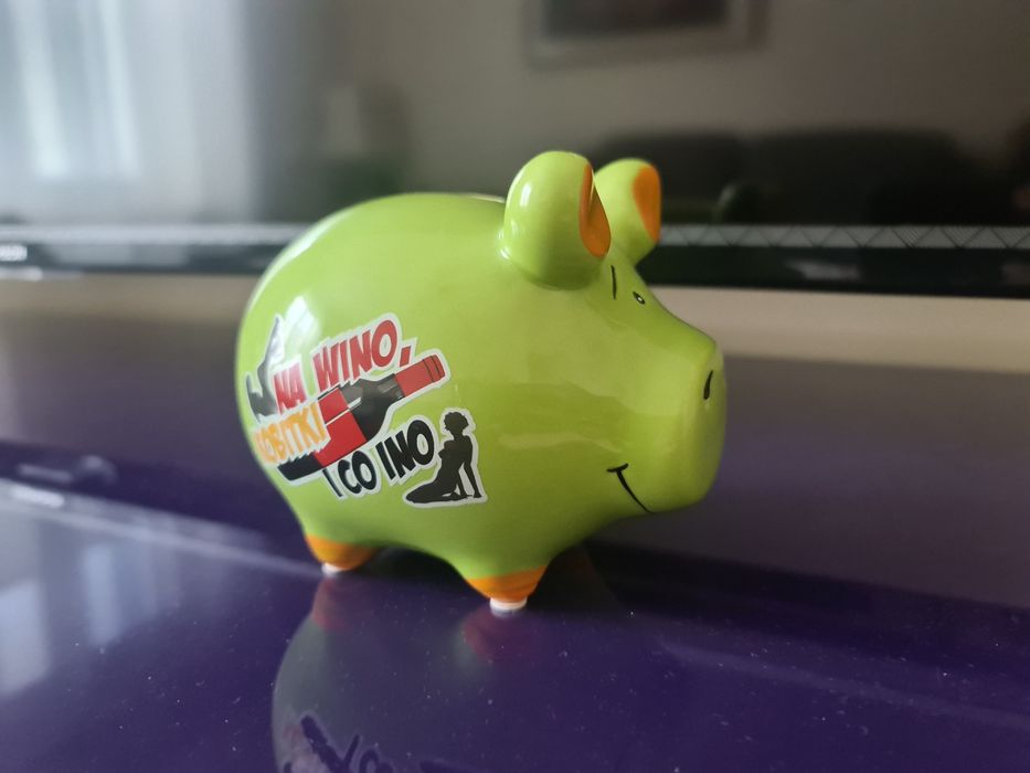Świnka skarbonka na wino, kobitki i co ino