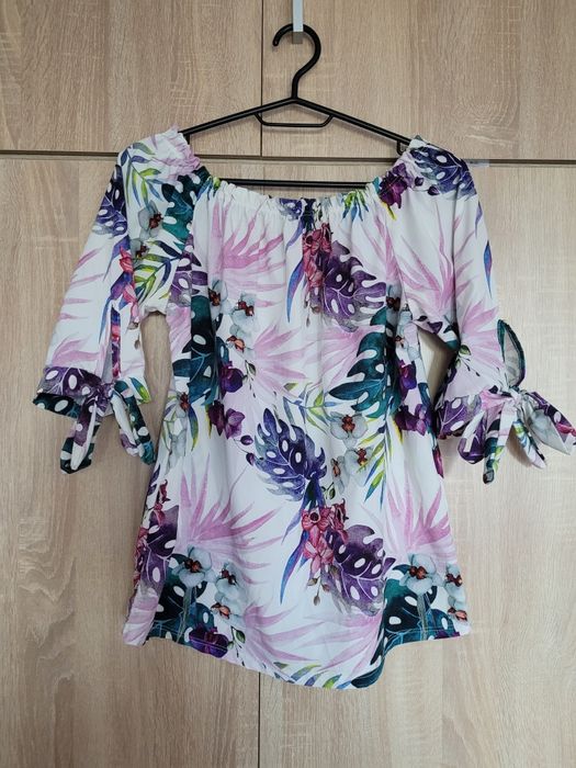 Letnia bluzka w kolorowe liście