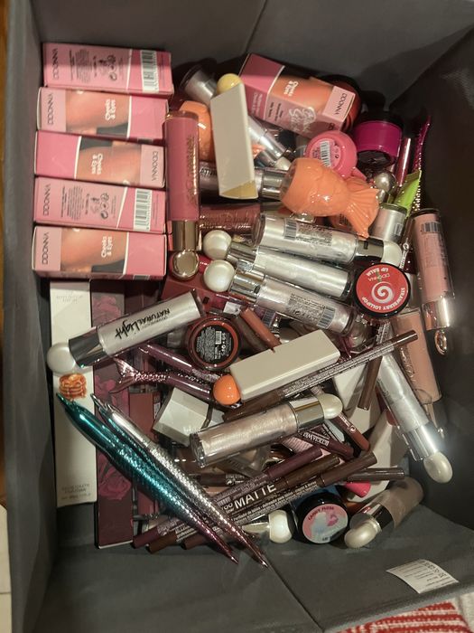Vendo caixa com varios cosmeticos