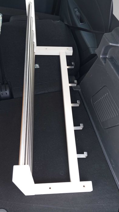 Prateleira com cabides