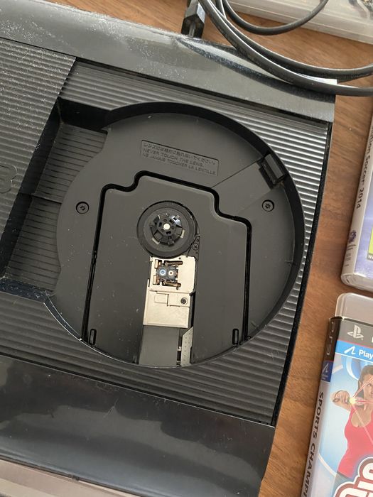 Consola Playsation 3 com nove jogos e desbloqueada