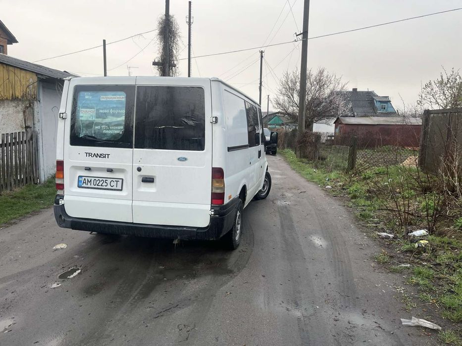 Ford Transit (спец. вантажний фургон) — $3750