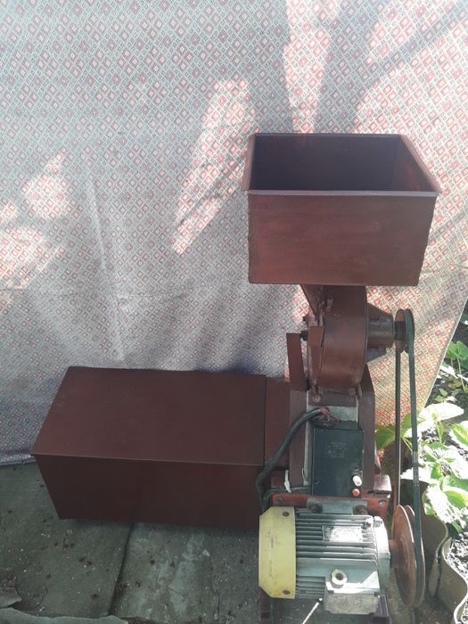 Електро млин для переробки зерна на дерть