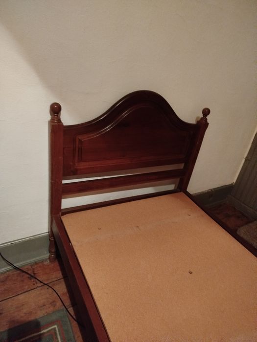 Cama de solteiro e guarda fatos