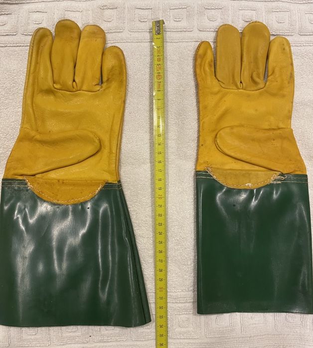 Luvas em pele com proteção do antebraço