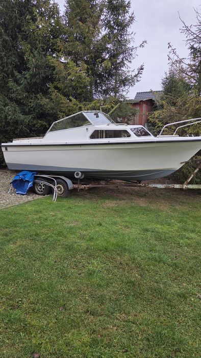 Łódka kabinowa z przyczepką