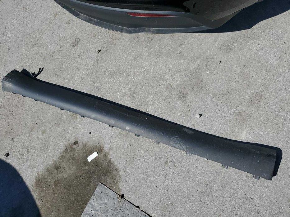 Електричний кросовер Tesla Model Y 2024 з США