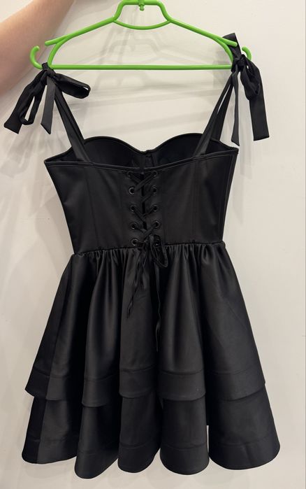 Чорна корсетна сукня