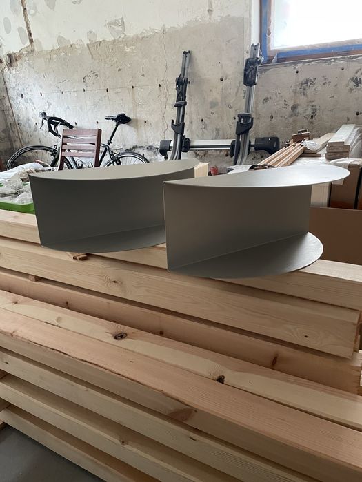 Półki nocne półokrągłe.