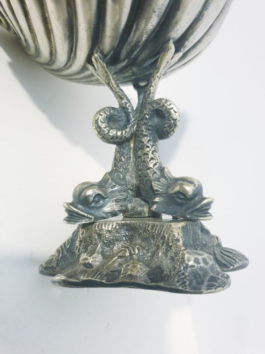 Magnífica taça concha com pé alto com peixes prateada - William Hutton