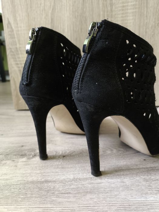 Czarne szpilki ażurowe