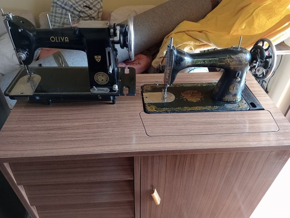 Máquinas de costura com movel