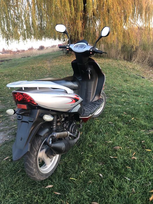 Продам скутер Yeben
