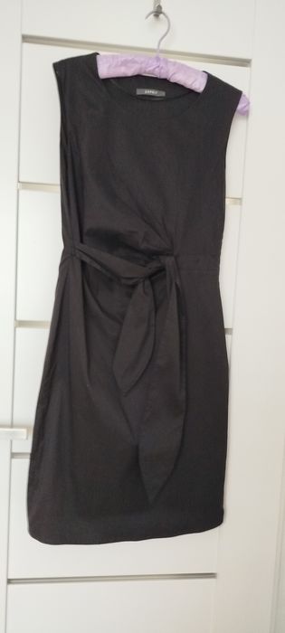 Czarna, taliowana sukienka ESPRIT midi