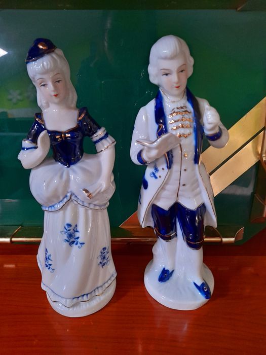 Figura Casal de porcelana com música e figura de Senhor e Senhora