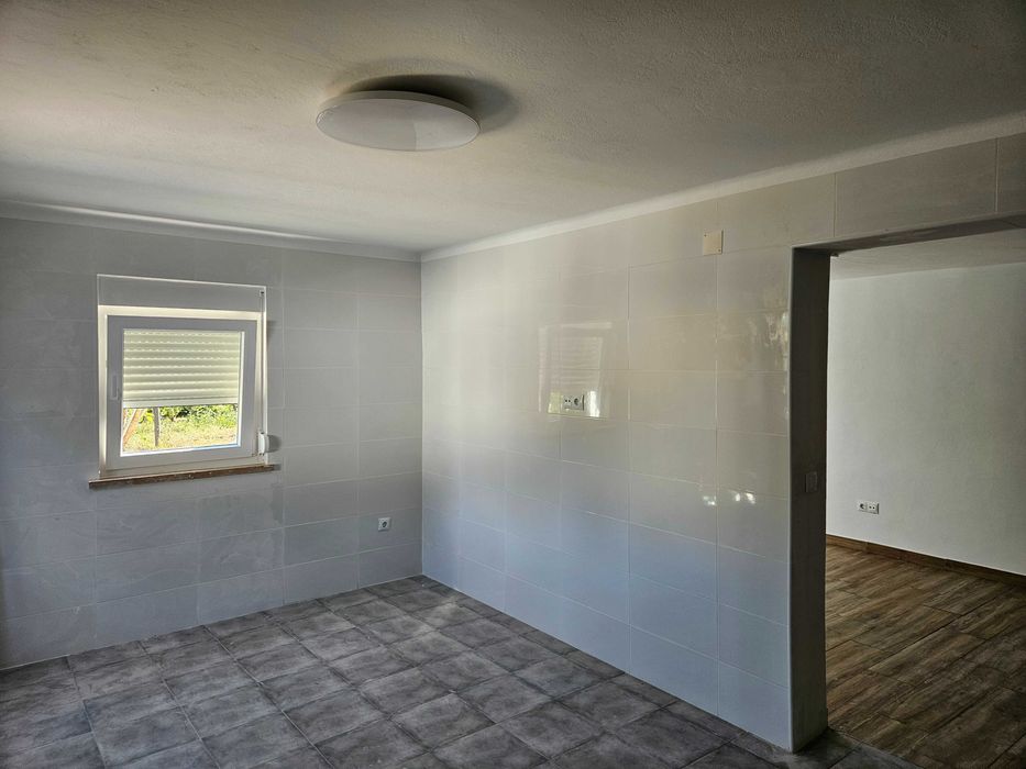 Aluga-se três T2 na Quinta da Horta Seca, remodelados e prontos a habitar, somente a particular