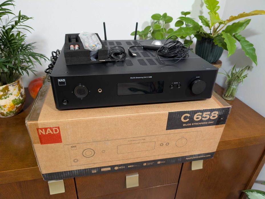NAD C658 streamer DAC Preamp XLR BluOS korekcja akustyki DIRAC + mikrofon