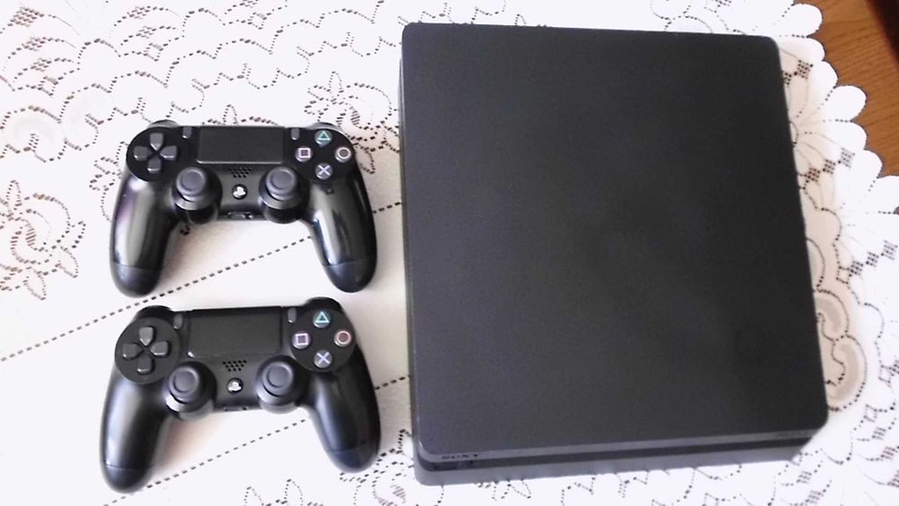 Konsola PlayStation 4 slim - dysk 1Tb - pady - gry