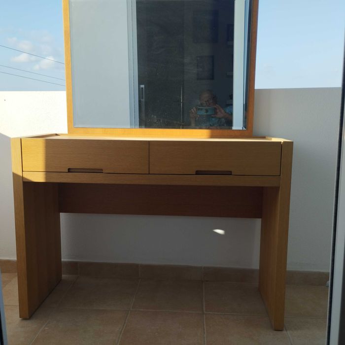 Mesa de maquilhagem com espelho e duas gavetas