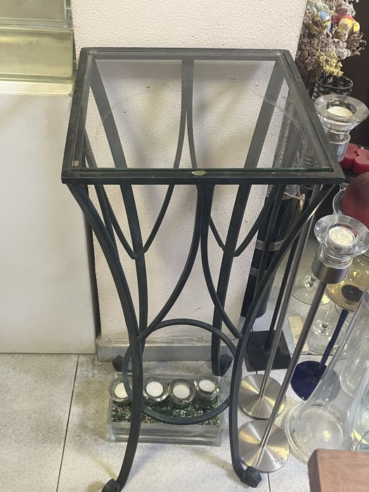 Suporte em ferro forjado com tampo de vidro