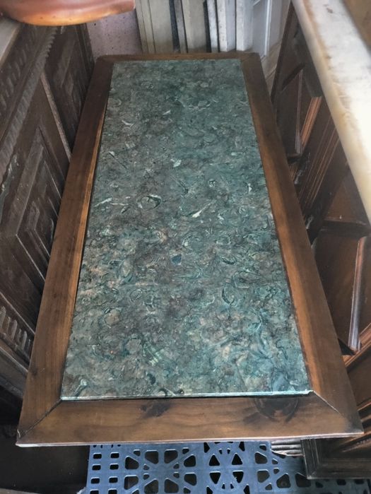 Mesa de centro com tampo em mármore