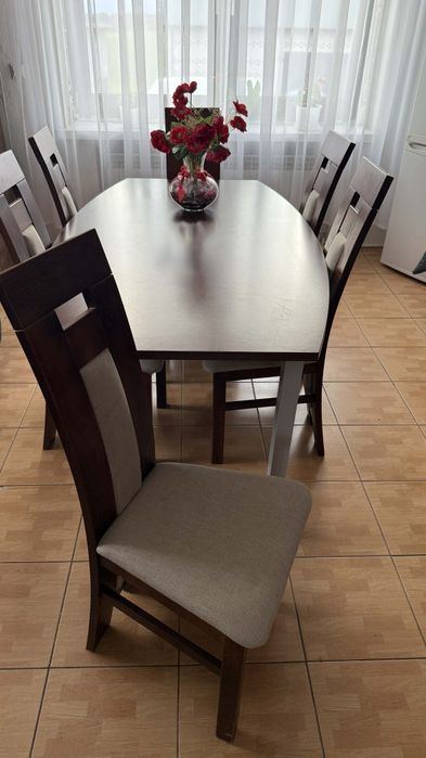 stół z krzesłami – solidny