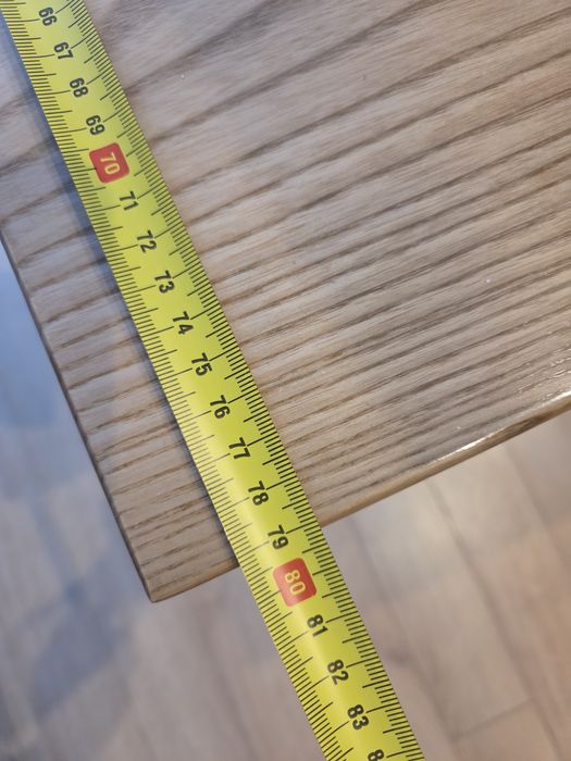 Masywny stół dębowy z czarną żywicą na stalowych nogach