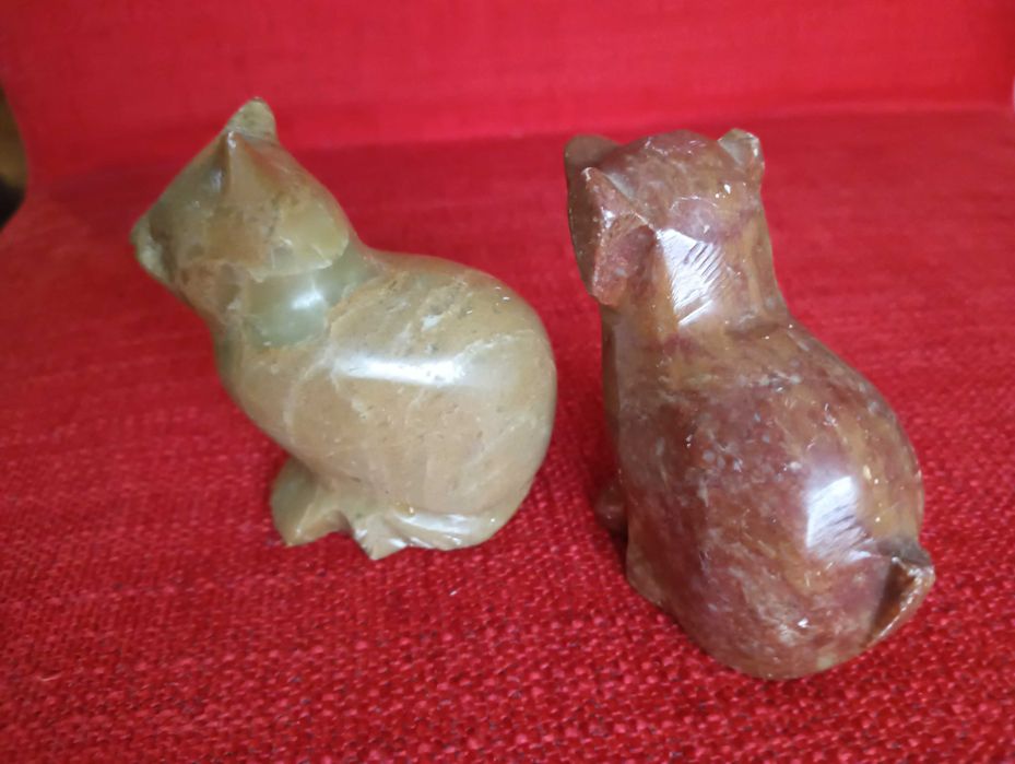 Conjunto cão + gato esculpidos em pedra mármore 7x6cm