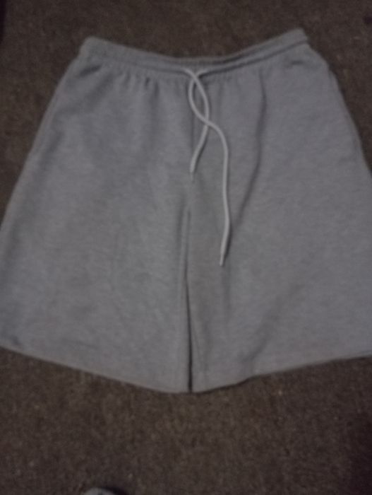 женские шорты серые