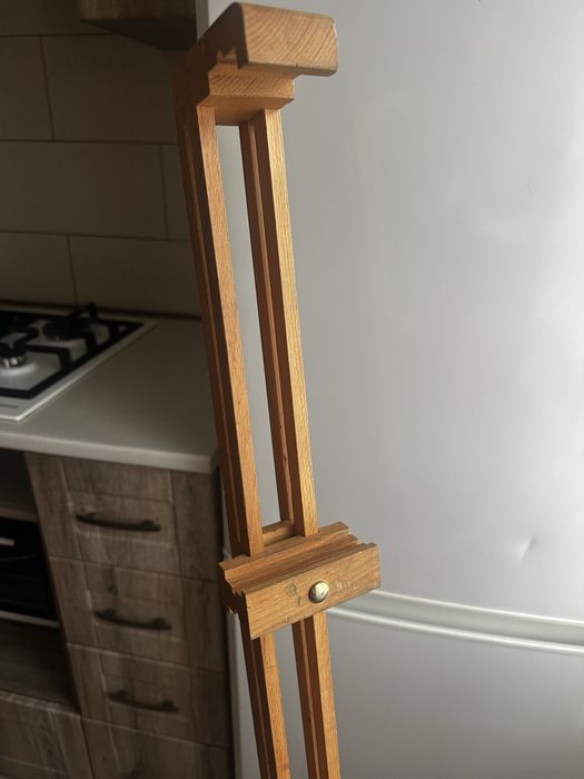 Мольберт з дерева.