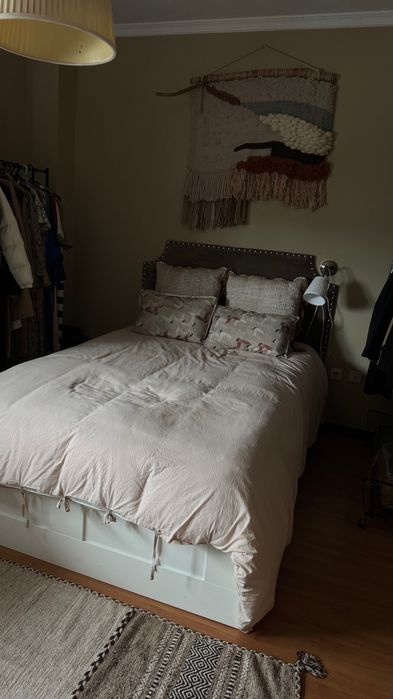 Sommier com arrumação e cabeceira em veludo