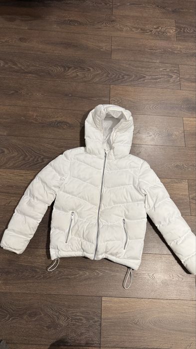 Продам белую куртку деми