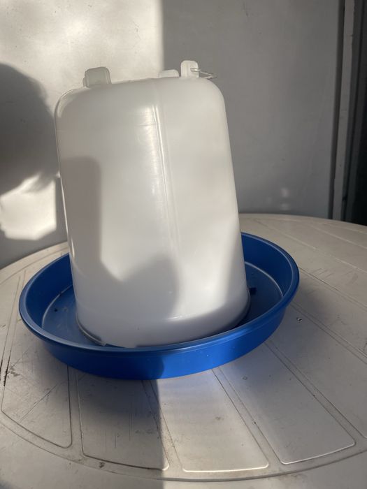 Кормушки та поїлки для тварин