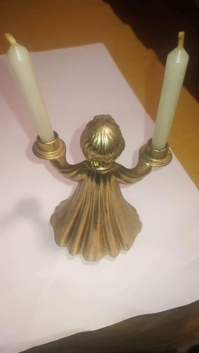 Anioł świecznik z brązu