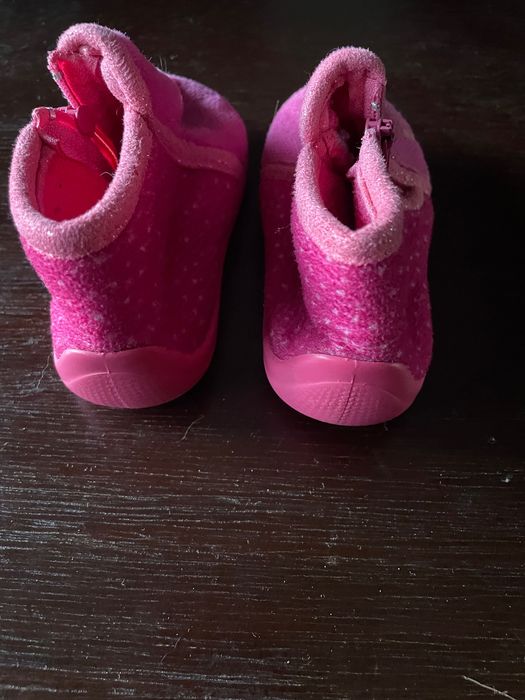 Pantufas fuschia com girafa dourada quentinhas tamanho 20