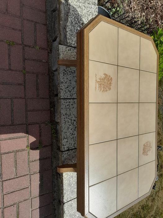 Ława drewniana z kaflami.