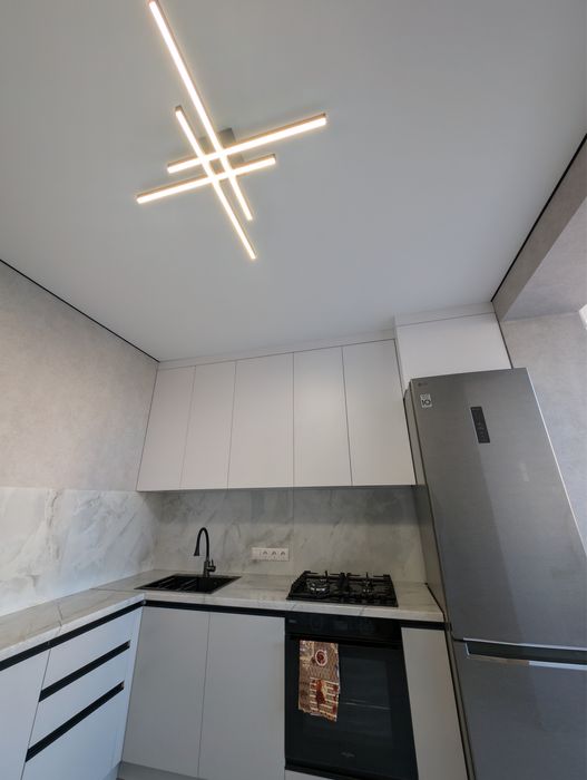 Натяжні стелі, монтаж під ключ, приховані карнизи світлові лінії