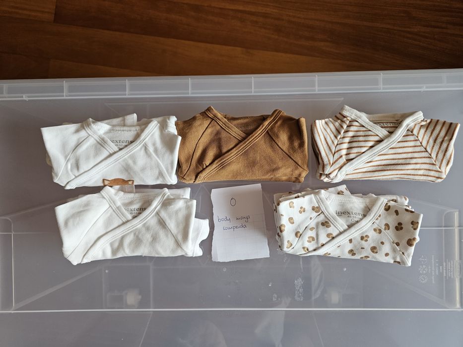 Roupa de bebé (bodies e babygrows essencialmente)