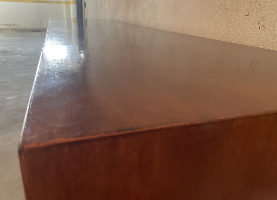 Aparador em madeira de cerejeira com gavetas e portas