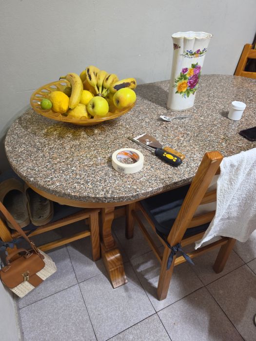 Vendo mesa de cozinha com 4 cadeiras em ótimo estado
