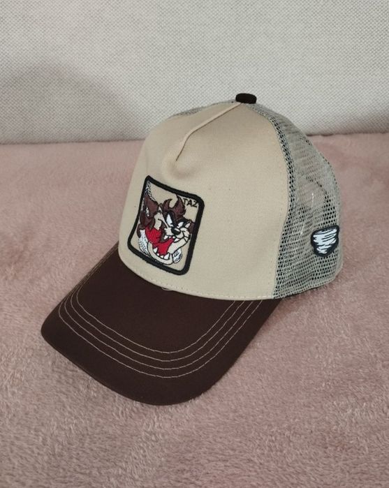 Trzy nowe czapki z daszkiem