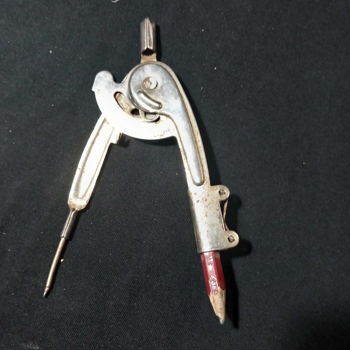 Compasso antigo com transferidor