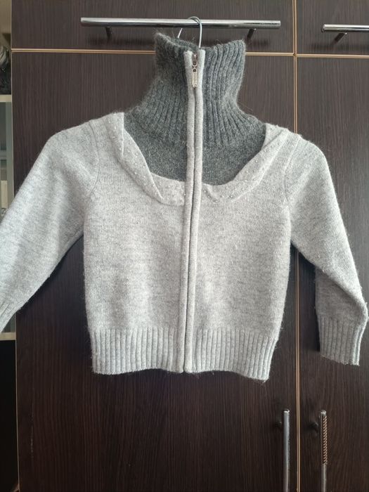 Продам тепленькую кофточку на змейке для девочки на 3-5 лет